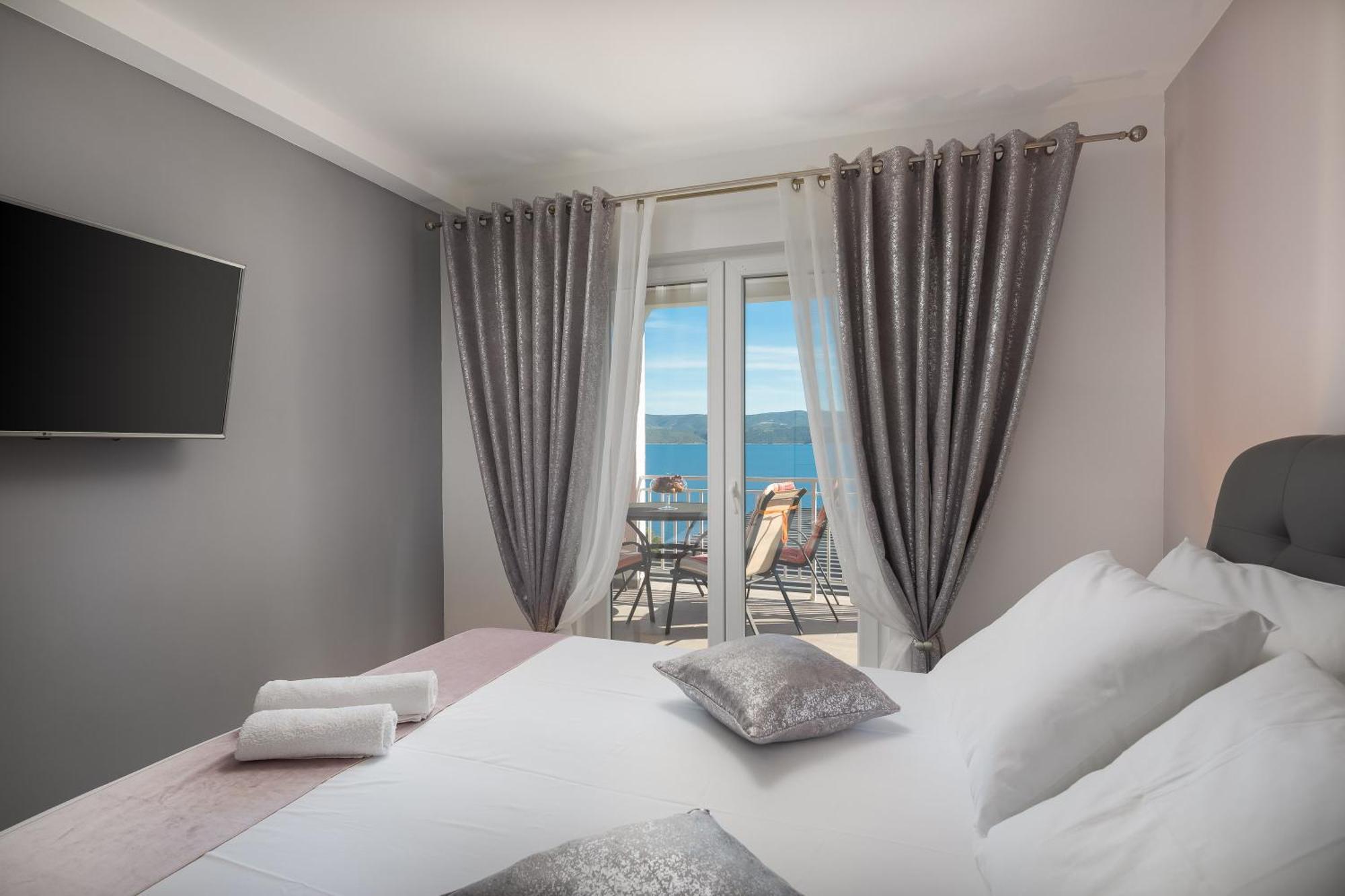 Luxury Seafront Villa With Heated Pool, Jacuzzi, Sea View, 150 M From Beach Stanici Eksteriør bilde
